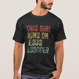 Dit Meisje Loopt Op Jezus En Voetbal Christelijke T-shirt