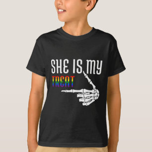 Dit meisje moest de bel luiden van de borst van ch t-shirt