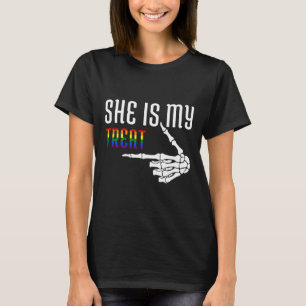 Dit meisje moest de bel luiden van de borst van ch t-shirt