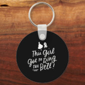 Dit meisje moet de Bell Chemo Afstudeerder Breast Sleutelhanger (Voorkant)