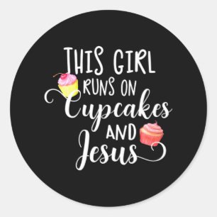 Dit meisje rent op cupcakes en Jezus grappig Ronde Sticker