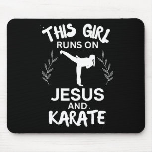 Dit meisje rent op Jesus en Karate Christelijk Kar Muismat