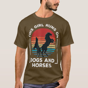 Dit meisje rijdt op honden en paarden die rennen.. t-shirt