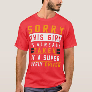 Dit meisje wordt al ingenomen door een lofwaardige t-shirt
