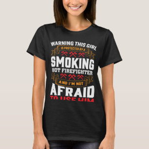 Dit meisje wordt beschermd door een heet brandweer t-shirt