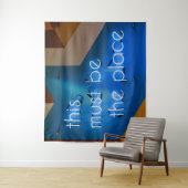 Dit moet de plaats zijn waar NEON Sign Funny Wandkleed (In situ)