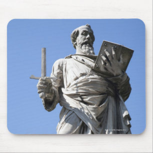 Dit standbeeld van Saint Paul staat op de juiste p Muismat