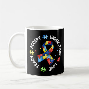 Dit t-shirt met autisme puzzelslogan "Teach Accept Koffiemok