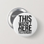 Dit was er gisteren niet - Reality Glitch Ronde Button 5,7 Cm (Voorkant /achterkant)