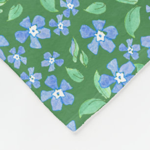Ditsy Bright Blue Periwinkles op Green Floral Fleece Deken