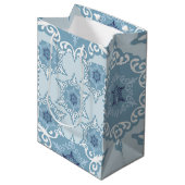 Ditsy Snowflake pattern backgrounds textures Medium Cadeauzakje (Voorkant Gekanteld)