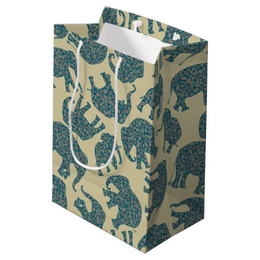 Ditzy Paisley Olifanten op Beige Medium Gift Bag Cadeauzakje (Achterkant Gekanteld)