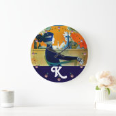 DIVA IN BLAUW, BEAUTY MODE MONOGRAM GROTE KLOK (Huis)