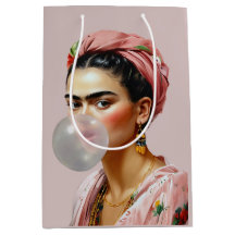 Diva met bloemensjaal blazen bubble gum