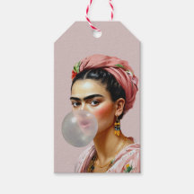 Diva met bloemensjaal die bubbelgom blaast