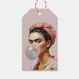 Diva met bloemensjaal die bubbelgom blaast cadeaulabel