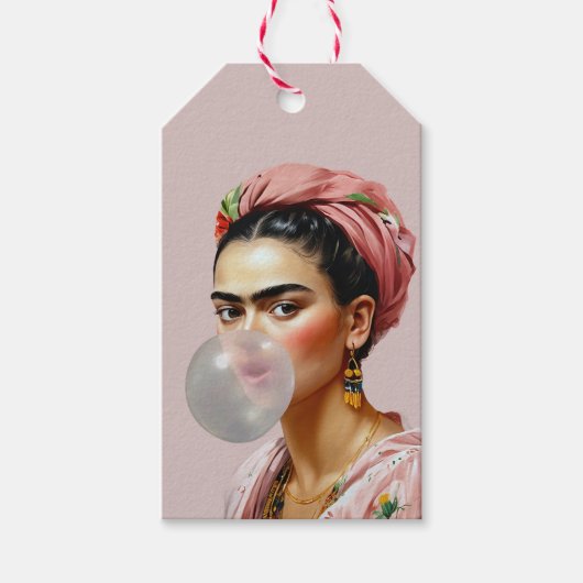 Diva met bloemensjaal die bubbelgom blaast cadeaulabel (Voorkant)