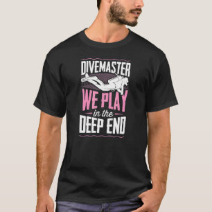Divemaster we spelen in de diepe scuba die in duik t-shirt