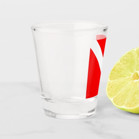Diver naar beneden duikende vlag shot glas (Links)