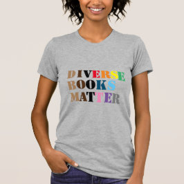 Diverse boeken zijn grijs t-shirt