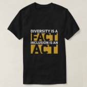 Diversiteit is een feit dat inclusie een zwarte vu t-shirt (Design voorkant)