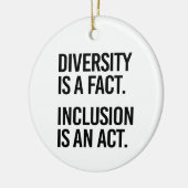 Diversiteit is een feit Inclusie is een daad Keramisch Ornament (Links)