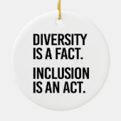 Diversiteit is een feit Inclusie is een daad Keramisch Ornament (Achterkant)