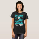 Diving To Feel Free I Scuba Diver T-shirt (Voorkant volledig)