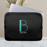 DIY groot monogram & naam, Blauwgroen/witte tekst, Laptop Sleeve<br><div class="desc">Pas dit stijlvolle en eenvoudige tekstontwerp aan met jouw naam in wit en uw grote monogram in Blauwgroen op zwarte achtergrond.</div>