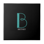 DIY groot monogram & naam, Blauwgroen/witte tekst, Tegeltje<br><div class="desc">Pas dit stijlvolle en eenvoudige tekstontwerp aan met jouw naam in wit en uw grote monogram in Blauwgroen op zwarte achtergrond.</div>