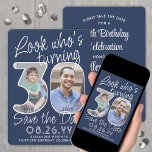 DIY Kleuren · Kijk Wie is 30 Verjaardagsfeest 2 Fo Save The Date<br><div class="desc">Kijk eens wie er 30 wordt! Nodig familie en vrienden uit voor een aankomende 30e verjaardagsviering met een elegante aangepaste foto, sla de uitnodigingen voor het datumfeest op. Afbeeldingen en formuleringen over deze sjabloon zijn eenvoudig te personaliseren. De marineblauwe en witte kleuren voor de achtergrond, tekst en getalcontouren kunnen allemaal...</div>