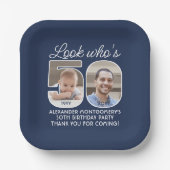 DIY Kleuren · Kijk Wie is 50 Verjaardagsfeest 2 Fo Papieren Bordje (Voorkant)