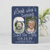 DIY Kleuren · Kijk Wie is 65 Verjaardagsfeestje 2 Save The Date (Staand voorkant)