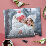 DIY Photo Home is met uw script citaat keepsake Legpuzzel<br><div class="desc">"Thuis is waar ik bij je ben." Uitdrukkelijke bewondering voor uw dierbaren met deze eenvoudige, moderne, stijlvolle puzzel van de douanefoto met een zoete, witte handgeschreven manuscripttypografie citaat dat de gekoesterde foto van uw keus bedekt. Een geweldig cadeautje voor jezelf of voor je familie. Komt in een speciale cadeaudoos. Vervang...</div>