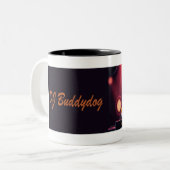 DJ buddydog banner mug Tweekleurige Koffiemok (Voorkant links)