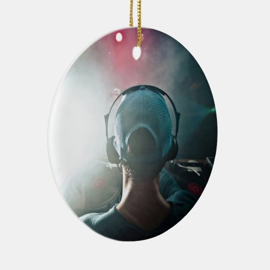 DJ dacht: Uitzicht achter dj Booth met Platenspele Keramisch Ornament (Rechts)