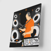 DJ die vinyl draait op het dek Vierkante Klok (Hoek)