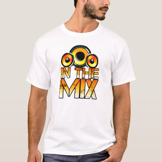 dj in het T-shirt met gemengde luidsprekers (Voorkant)
