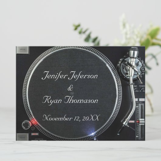 DJ Platenspeler bruiloft Uitnodiging (Staand voorkant)
