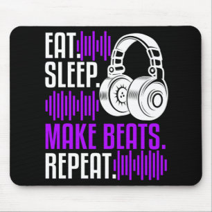 DJ Producer Eat Sleep Make slaat muziek af Muismat