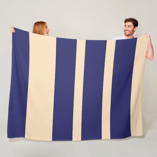 Dk Blauw + Crème brede bandstrepen Fleece Deken (In situ)