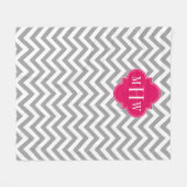 Dk Gray Lg Chevron Raspberry Quatrefoil 3 Monogram Fleece Deken (Voorkant (Horizontaal))