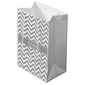 Dk Gray White LG Chevron Dk Gray Name Monogram Medium Cadeauzakje (Voorkant Gekanteld)