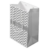Dk Gray White LG Chevron Dk Gray Name Monogram Medium Cadeauzakje (Achterkant Gekanteld)