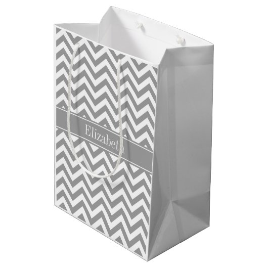 Dk Gray White LG Chevron Dk Gray Name Monogram Medium Cadeauzakje (Achterkant Gekanteld)