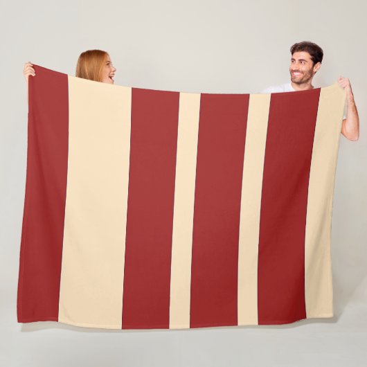 Dk rood + roomkleurige brede strepen fleece deken (In situ)