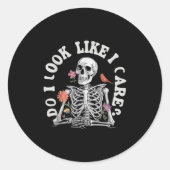 Do I Look Like I Care - Funny Skeleton Humor Ronde Sticker (Voorkant)