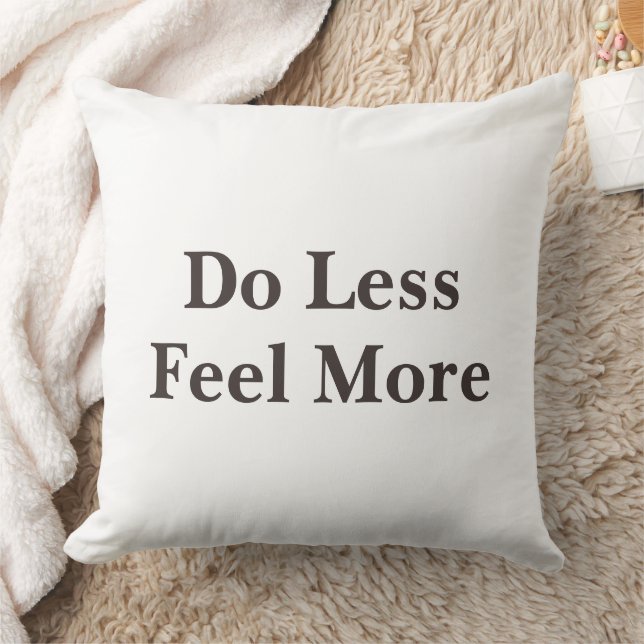 Do Less Feel More Minimalist Quote   Kussen (Deken)
