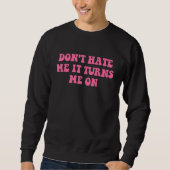 Do Not Hate Me It Turns Me On  Pink Text Trui (Voorkant)