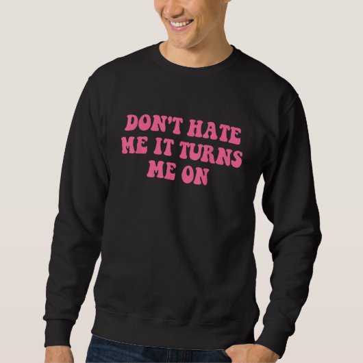 Do Not Hate Me It Turns Me On  Pink Text Trui (Voorkant)